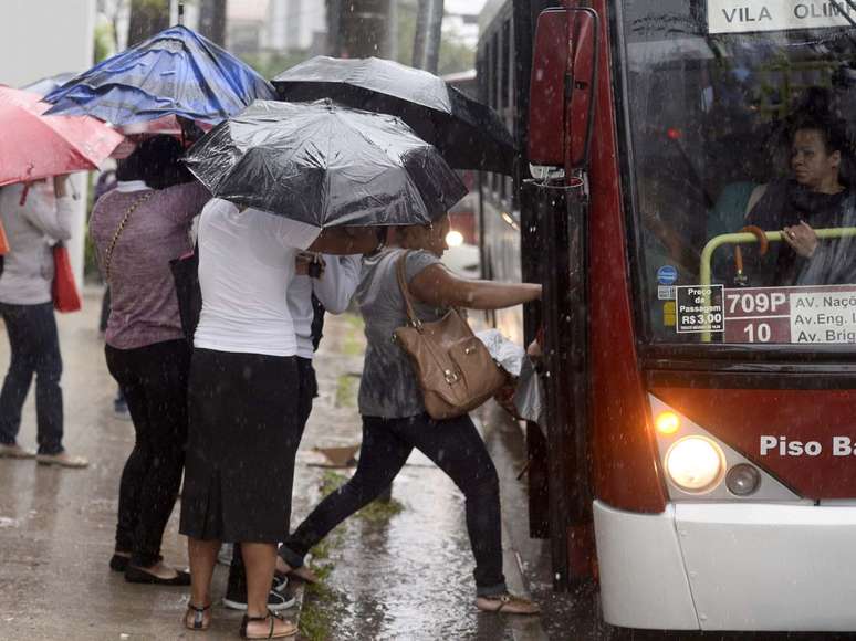 <p>Grupo tenta subir em ônibus enquanto a chuva não dá trégua em São Paulo</p>