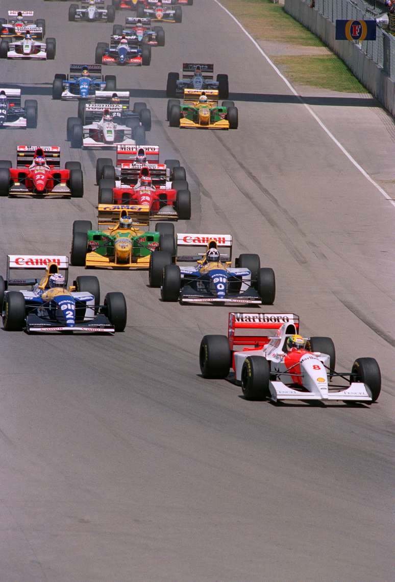 <p>Prova na Austrália teve largada tumultuada, mas estratégia da McLaren levou Ayrton Senna à vitória tranquila; dupla da Williams completou o pódio</p>