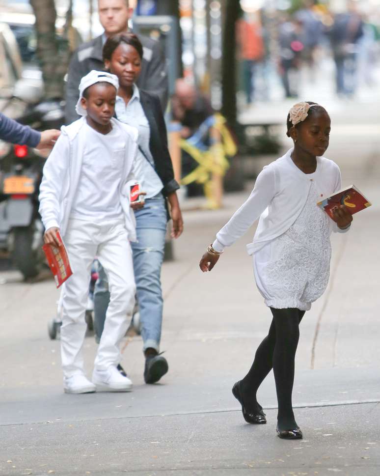 Madonna foi acompanhada dos filhos Rocco, David e Mercy ao centro de cabala de Nova York, no sábado (2). Seus filhos mais novos, ao perceberem a presença de paparazzi, brincaram e fizeram gracinhas para as fotos