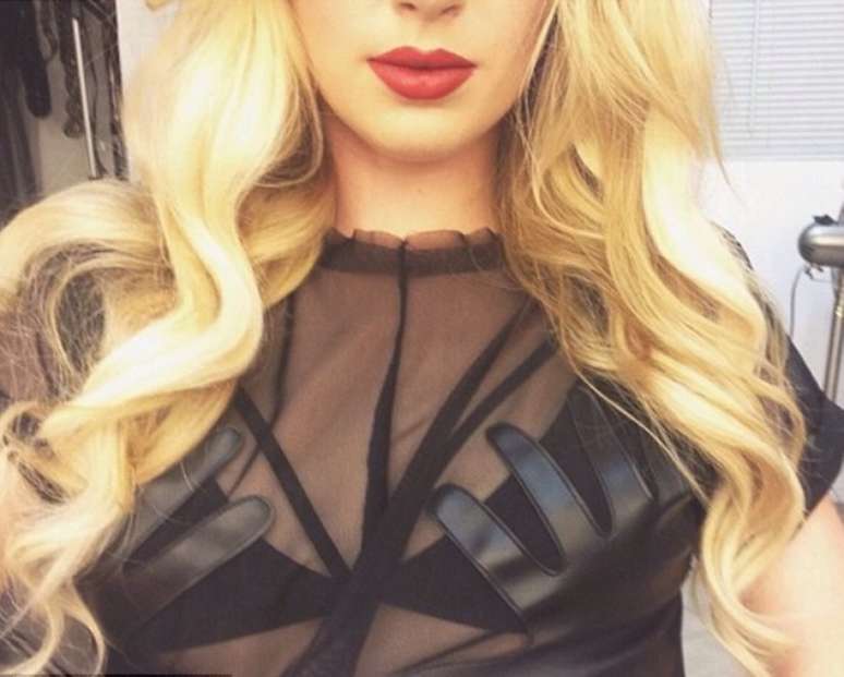 <p>A modelo estava com top transparente com estampa de mãos sobre os seios</p>