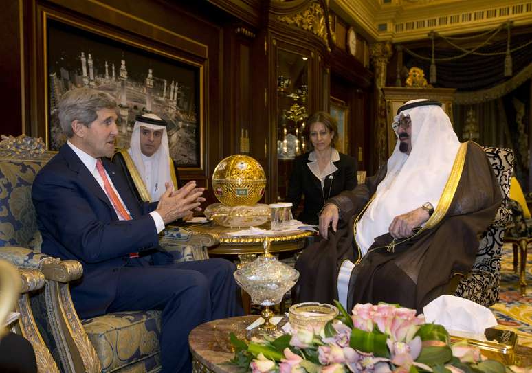 Kerry (esq.) reunido com o rei Abdullah em Riad