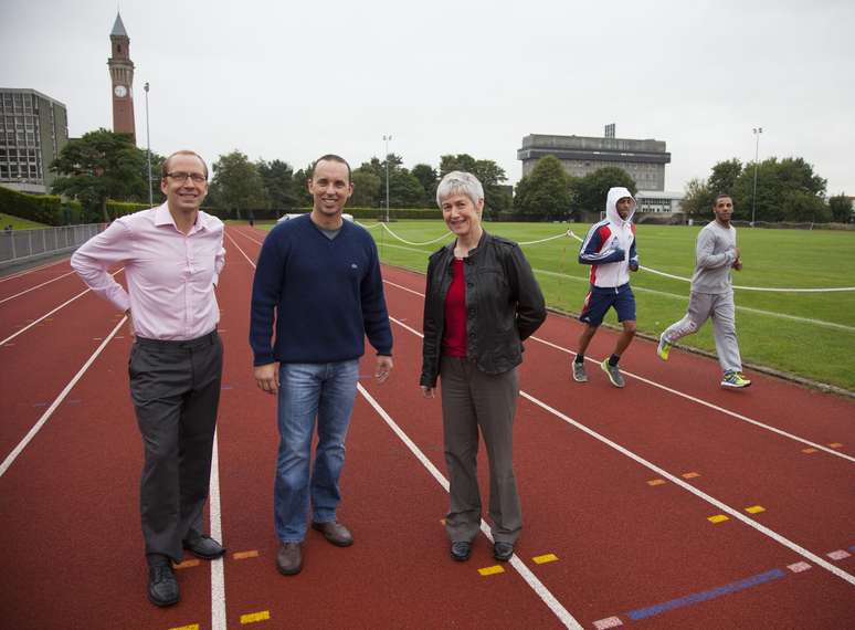 <p>Imagem da visita de André Arantes (centro) à Universidade de Birmingham em setembro, com Jonathan Grix e Zena Wooldridge</p>