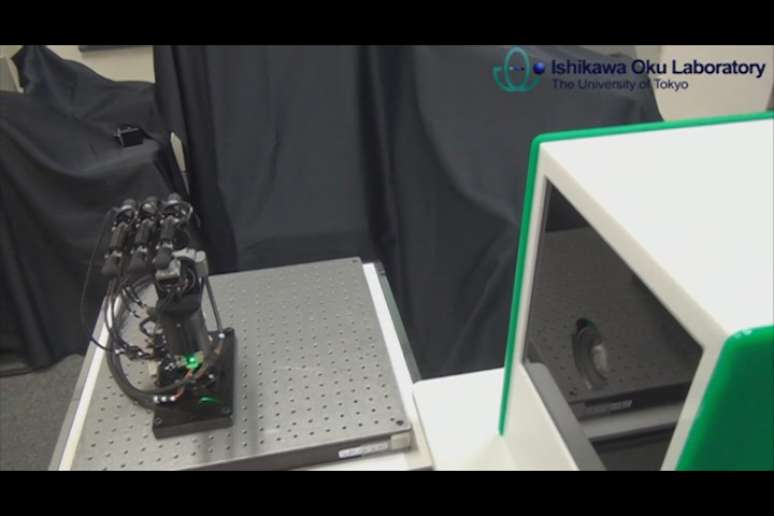 Robô leva um milésimo de segundo para reconhecer qual forma a mão humana está fazendo
