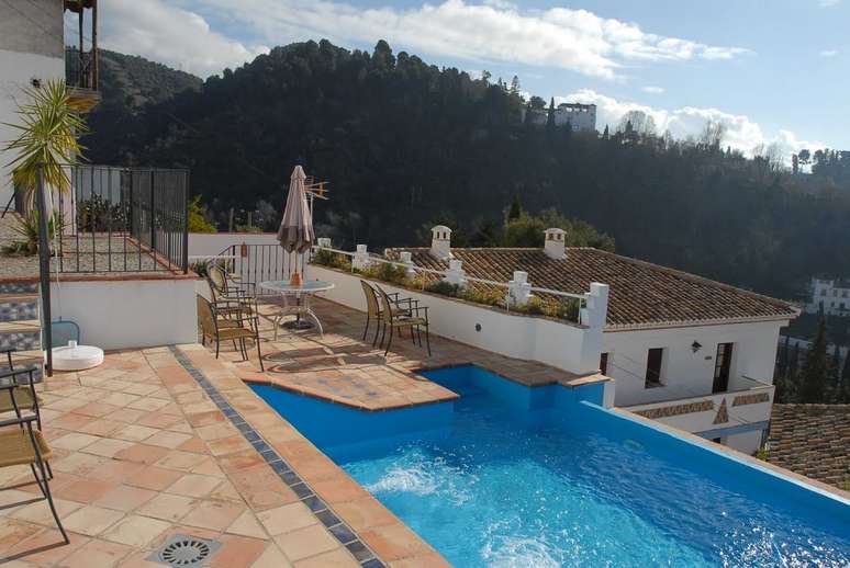 <p>O hostel Apartamentos Montes Claros fica ao lado do histórico bairro de Albaicín, na Espanha, e conta com terraço e piscina</p>