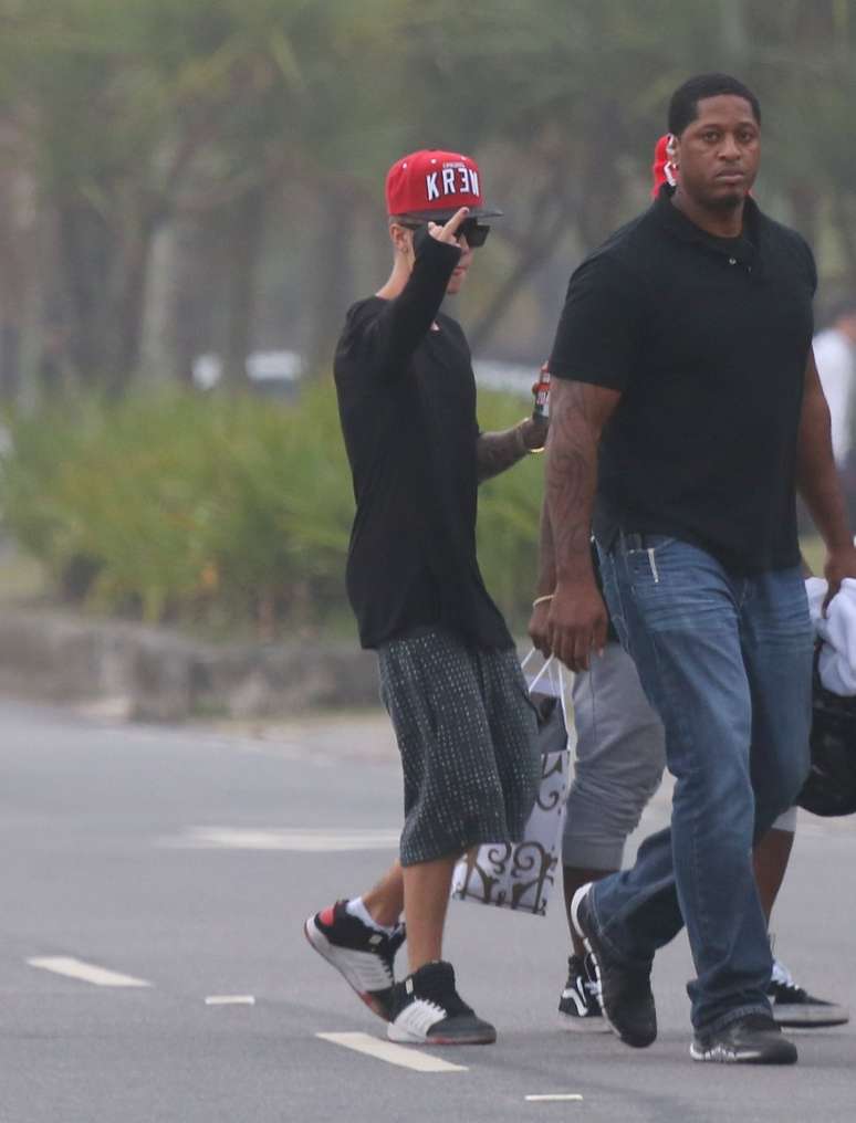 Na manhã desta terça-feira (5), Justin Bieber caminhou pela orla da praia da Barra da Tijuca, no Rio de Janeiro, e, ao ser fotografado, fez um gesto obsceno para os paparazzi. O cantor estava na companhia de alguns amigos