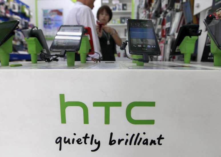 Clientes olham smartphones da HTC em loja de celulares, em Taipei, Taiwan. A fabricante taiwanesa de smartphones HTC disse que planeja cortar custos em quase um quarto e vender dispositivos mais baratos em uma jogada para retornar à lucratividade no período de outubro a dezembro. 30/07/2013.