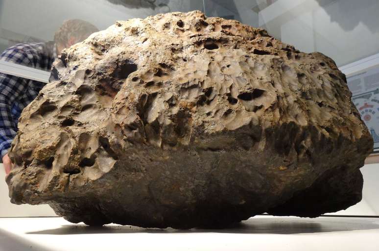 <p>Diversos fragmentos do meteorito foram encontrados nos arredores de Chelyabinsk após a queda</p>