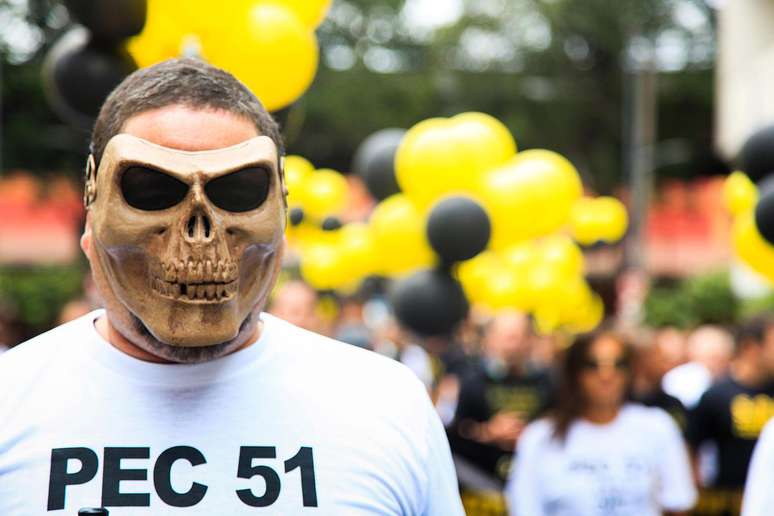 <p>Com máscara de caveira, servidor da Polícia Federal protesta no Rio de Janeiro contra o que a categoria chama de sucateamento da instituição</p>