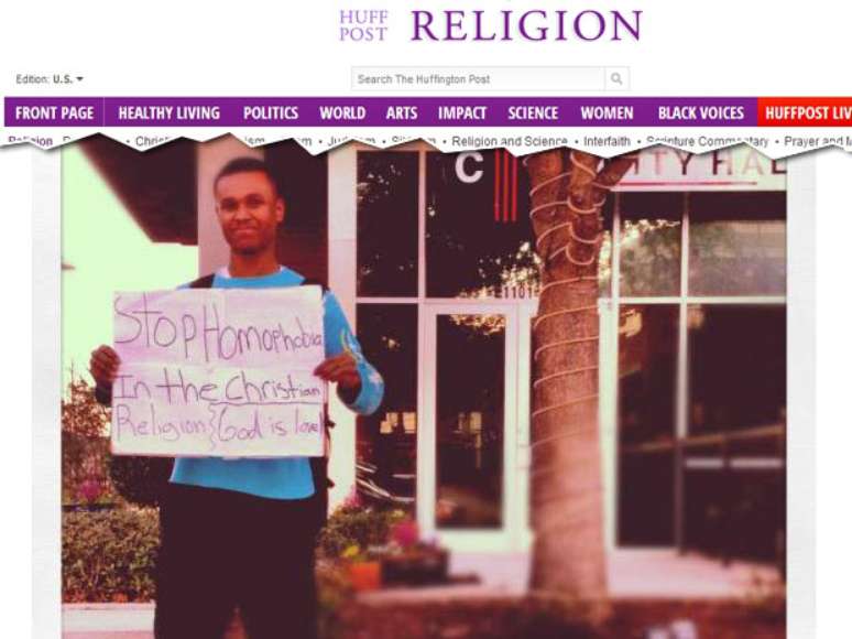 <p>Em foto de 2012, Isaiah Smith aparece com um cartaz em que pede o fim da homofobia na religião</p>