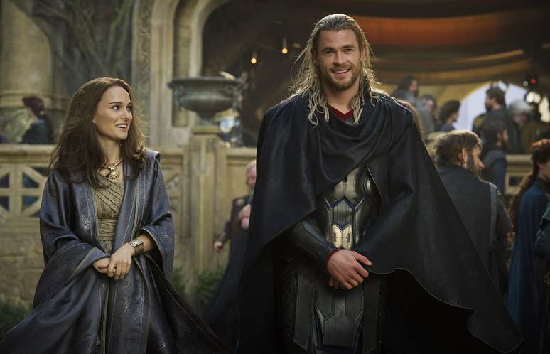 Natalie Portman e Chris Hemsworth em cena de 'Thor'