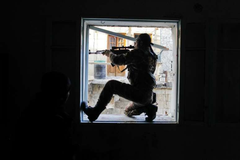 Membro de mil&iacute;cia curda durante confrontos no distrito de Karmel al-Jabl, em Aleppo
