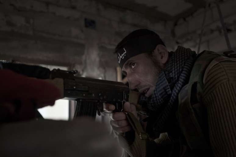 Membro do Ex&eacute;rcito LIvre da S&iacute;ria durante confrontos em Al Mtarall Adem, na cidade de Deir Ezzor, em foto de fevereiro de 2013