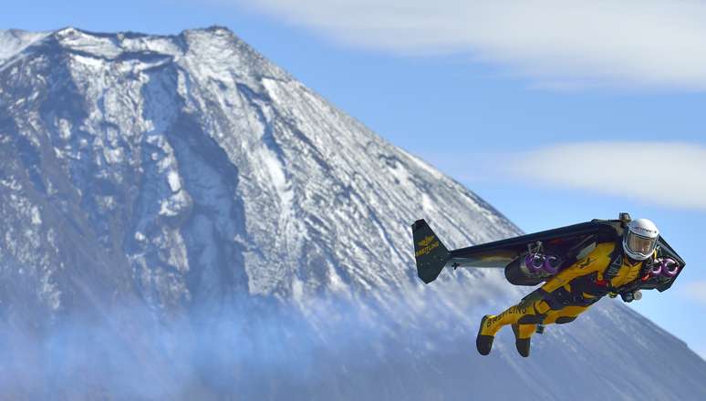 Yves Rossy, conhecido como Jetman, voa ao redor do Monte Fuji