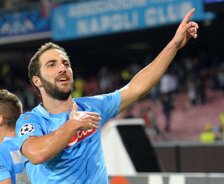 Com dois gols de Higuain, o Napoli venceu o Olympique de Marselha por 3 a 2, em jogo da Liga dos Campeões