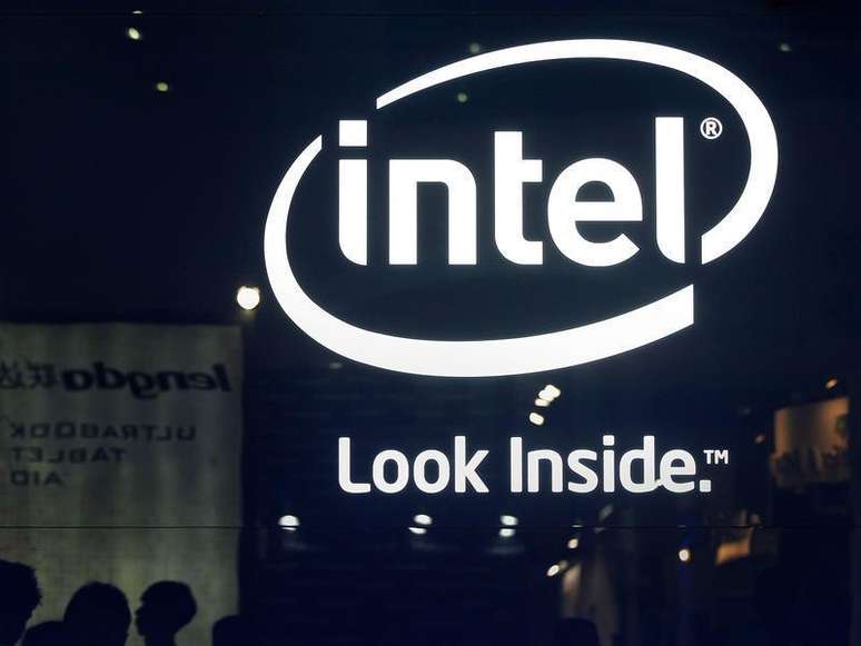 Pessoas visitam estande da Intel na exposição Computex 2013 em Taipei, Taiwan. A Intel montou uma nova divisão de negócios que terá o objetivo de ganhar dinheiro com uma nova onda de tecnologia que pode conectar uma infinidade de dispositivos eletrônicos. 04/06/2013.