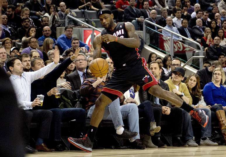 <p>LeBron comprou a&ccedil;&otilde;es do clube ingl&ecirc;s em abril de 2011</p>