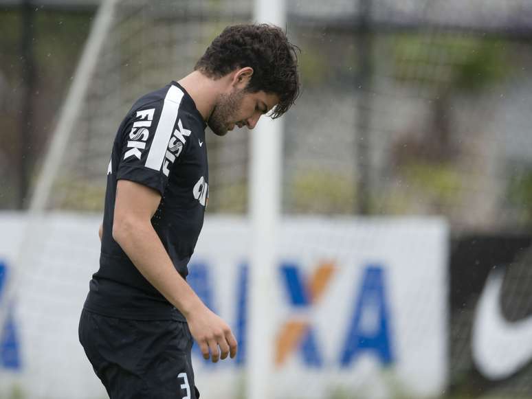 Camisa 7 se demonstra cabisbaixo durante a atividade