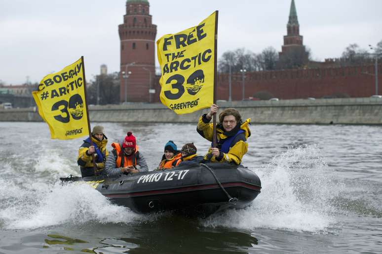 Ativistas do Greenpeace protestam em botes no rio Moscova, em Moscou, pedindo a libertação dos 30