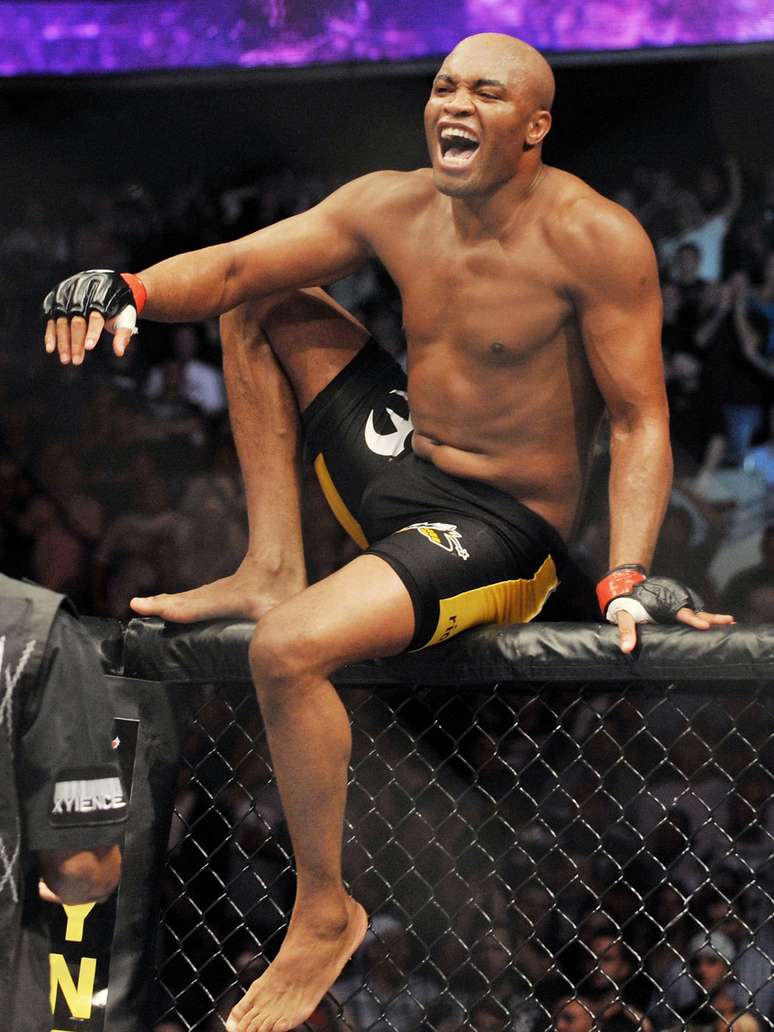 <p>Anderson Silva teve longa sequ&ecirc;ncia com o cintur&atilde;o dos m&eacute;dios</p>