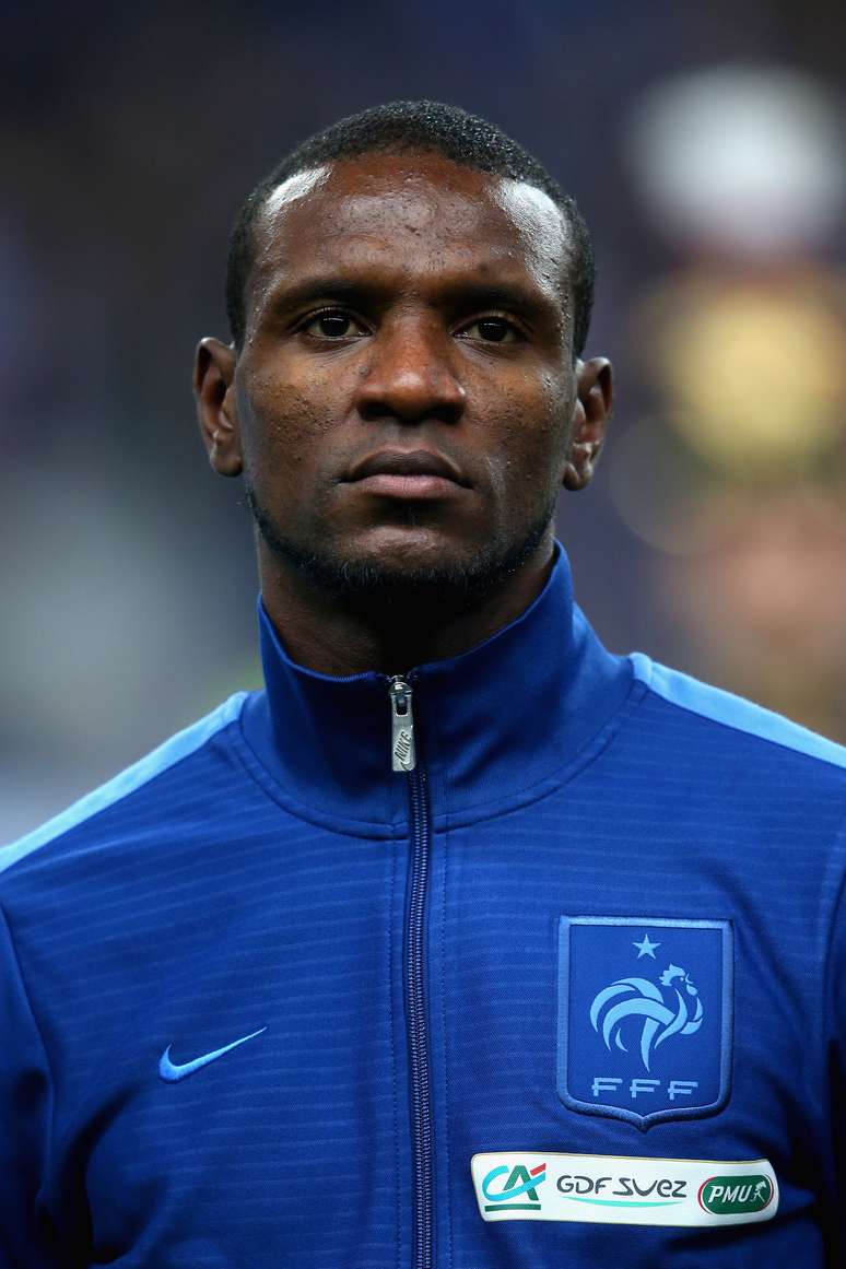 <p>Eric Abidal vai defender a Fran&ccedil;a em repescagem</p>