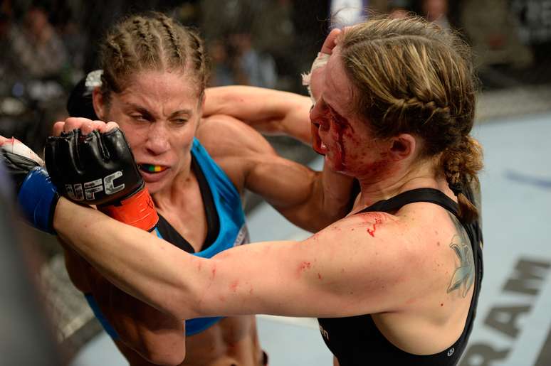 <p>Alexis Davis teve que sangrar para vencer a luta</p>