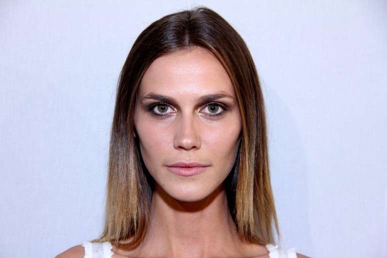 <p>A modelo Renata Kuerten posou para fotos no backstage durante preparativos para o desfile da grife Victor Szenk, no primeiro dia do Fashion Rio, nesta quarta-feira (6)</p>