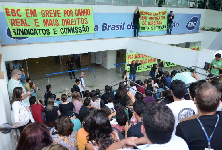 <p>Servidores ocupam escadaria da EBC em Brasília</p>