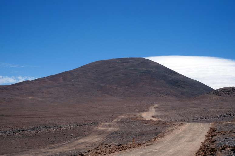 <p>O Cerro Armazones, no Chile, terá o topo explodido para dar espaço à construção do E-ELT</p>