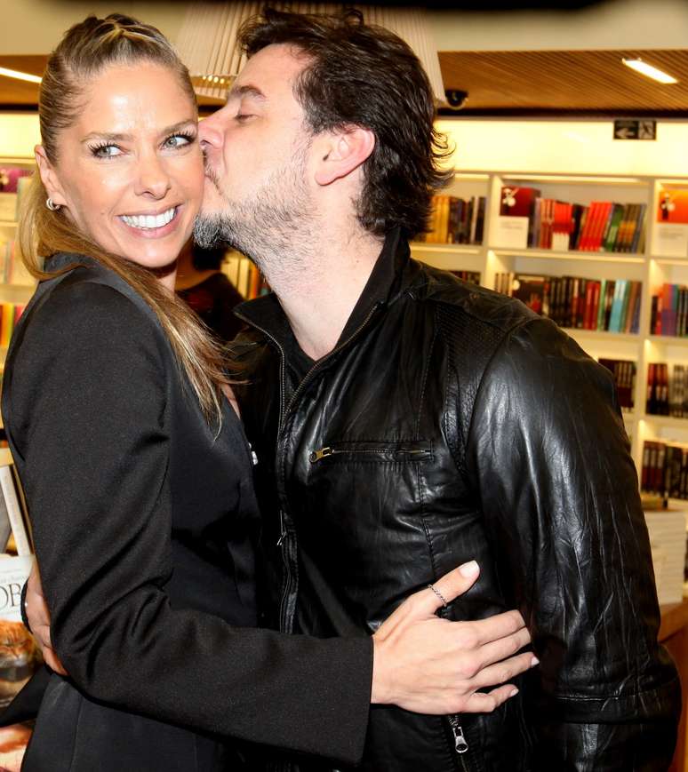 O cantor Leonardo lan&ccedil;ou sua biografia em uma livraria do shopping Iguatemi, em S&atilde;o Paulo.  Na foto, Adriane Galisteu e o marido, Alexandre I&oacute;dice