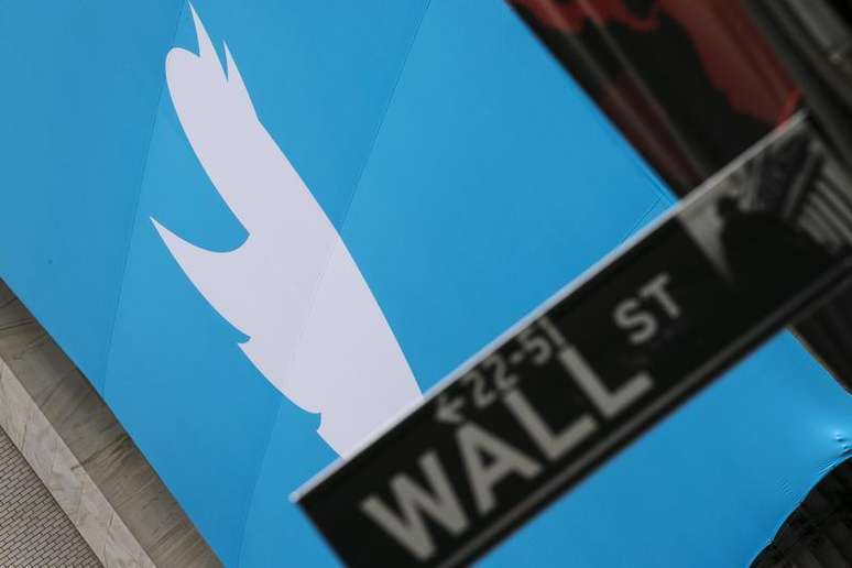 <p>Placa exibe logo do Twitter em frente a bolsa de valores de Nova York, antes de oferta pública inicial de ações da empresa, em Nova York</p>