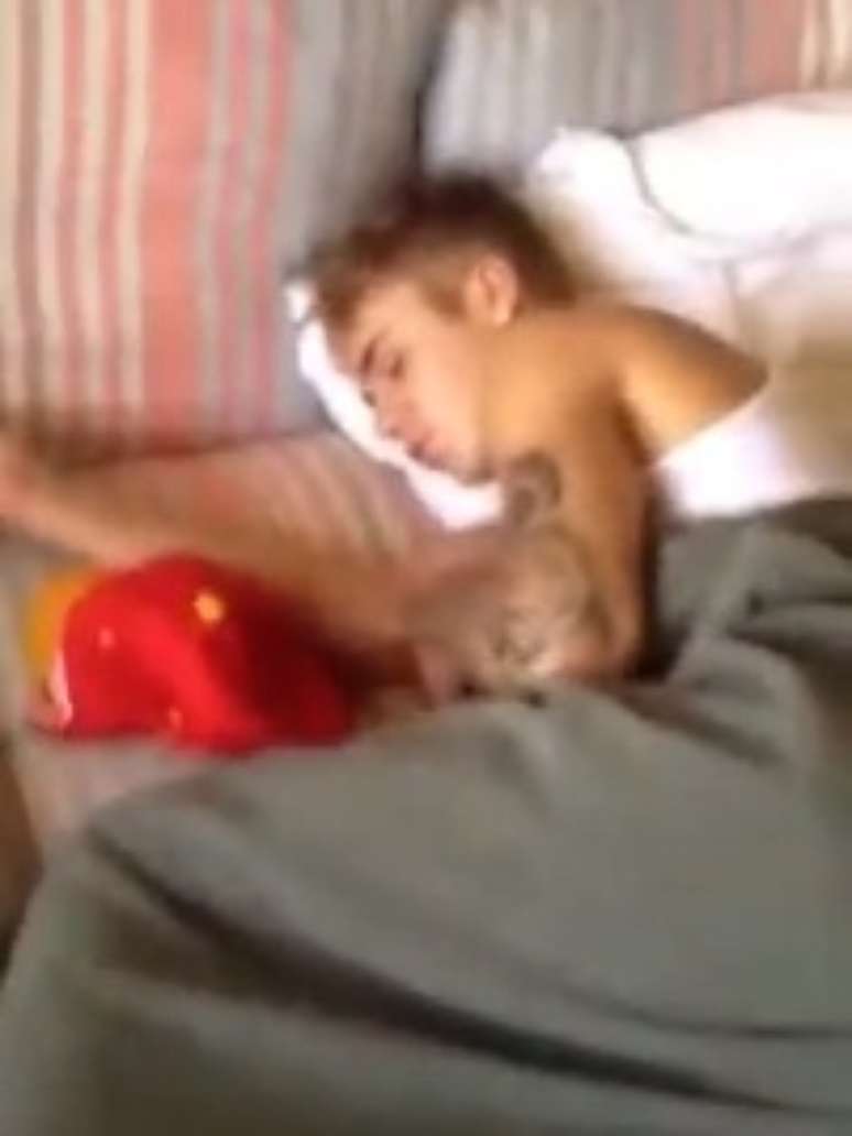 Caiu na internet um vídeo em que Justin Bieber aparece supostamente dormindo, após uma noite com uma brasileira