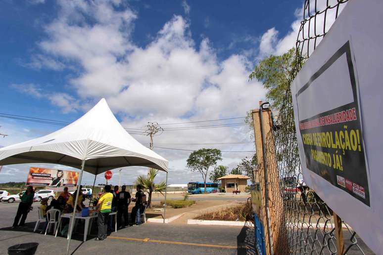 Docentes montaram uma tenda em frente &agrave; Uesb para protestar 
