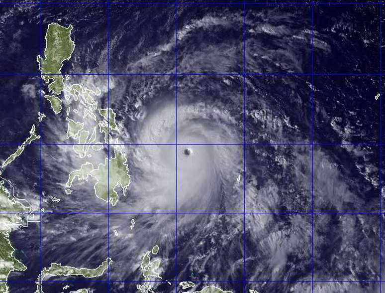 Imagem de satélite mostra o supertufão Haiyan se aproximando do arquipélago filipino