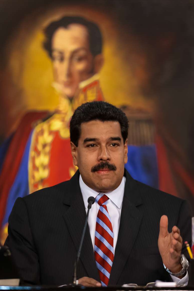 "Decidimos propor uma ofensiva para combater a crise econômica", disse Maduro