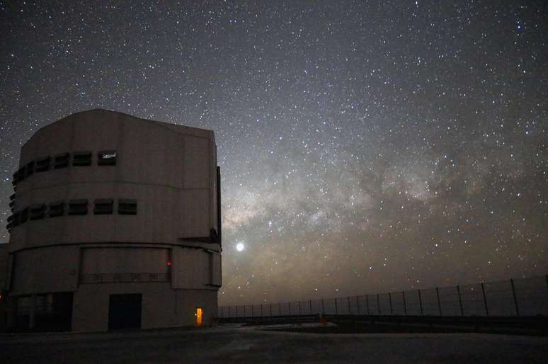 O VLT é um conjunto de quatro telescópios com espelhos de 8,2 metros, entre os maiores e mais modernos do mundo. Os cientistas no Brasil podem enviar propostas para usar o tempo de observação deste e de outros telescópios do ESO