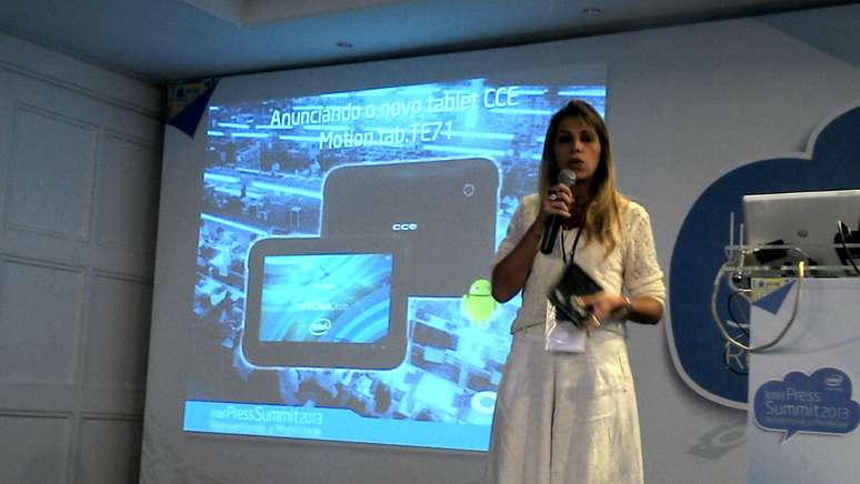Veridiana Couto, gerente de Desenvolvimento de Produtos da CCE, mostra a novidade em Florianópolis