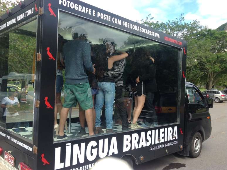 <p>Casais no caminhão-vitrine que percorrerá 50 km pelos bairros do Rio</p>