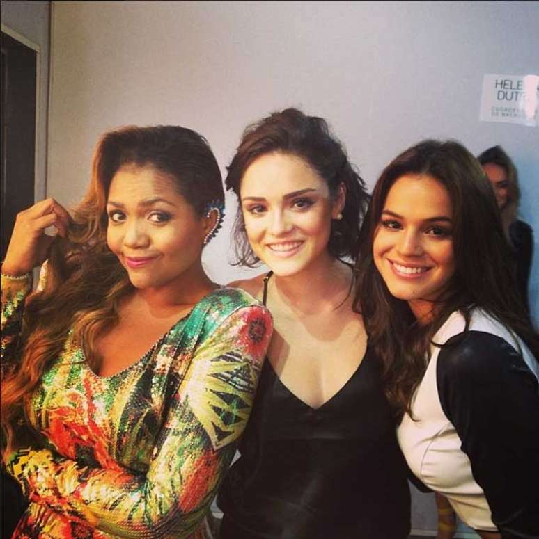 Gaby postou foto no Instagram ao lado das atrizes Isabelle Drummond e Bruna Marquezine antes do desfile da Coca-Cola