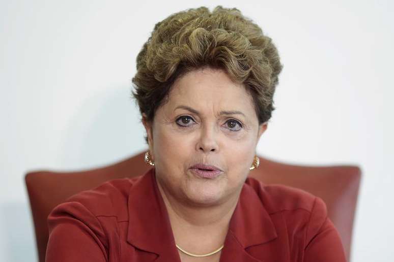 <p>Dilma prometeu votar nas eleições internas do partido e falou sobre reforma política</p>