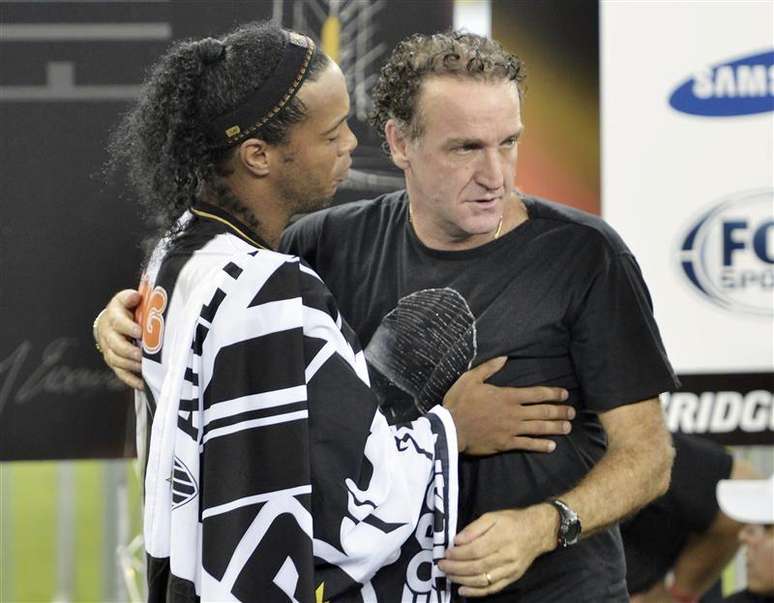 Ronaldinho (L) of Brazil's Atletico Mineiro and team coach Cuca celebrate after winning their Copa Libertadores second leg final soccer match against Paraguay's Olimpia in Belo Horizonte, July 24, 2013.