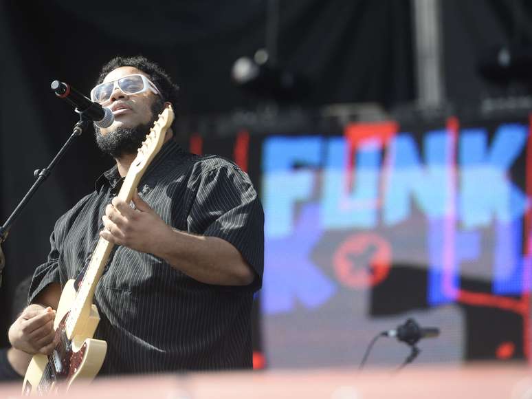 BNeg&atilde;o e os Seletores de Frequ&ecirc;ncia subiram ao palco Terra, principal espa&ccedil;o de show do Planeta Terra 2013 e atra&iacute;ram o p&uacute;blico mesmo com o forte sol que faz na tarde deste s&aacute;bado (9) em S&atilde;o Paulo. A apresenta&ccedil;&atilde;o foi marcado pelo groove e funk com muito swing da m&uacute;sica brasileira