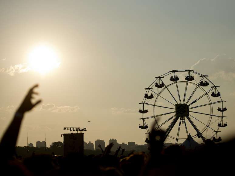 <p>Depois do forte calor durante toda o dia, o público do Planeta Terra Festival 2013 assiste de camarote ao pôr-do-sol no Campo de Marte enquanto acompanha shows de Blur, Beck, Lana Del Rey, entre outros grandes nomes</p>