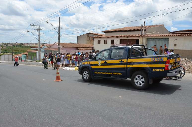 <p>Corpo do idoso foi coberto com sacos plásticos até a chegada da perícia; PRF atendeu a ocorrência</p>