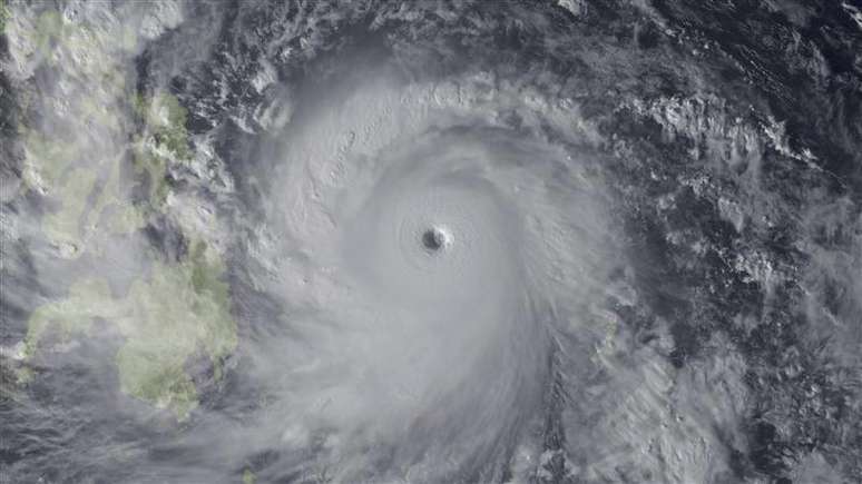 Foto distribuida pela Agência Meteorológica do Japão do supertufão Haiyan aproximando-se das Filipinas na última quinta-feira. 07/11/2013