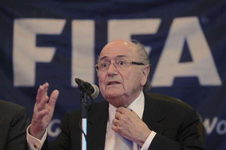 <p>Para Joseph Blatter, presidente da Fifa, Catar est&aacute; &quot;no caminho certo&quot; para lidar com direitos dos trabalhadores</p>