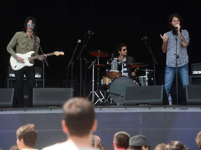 O público presente em frente ao Palco Smirnoff se estirava sob o forte sol quando o trio The Muddy Brothers fez soar os primeiros acordes de seu show no Planeta Terra 2013, neste sábado