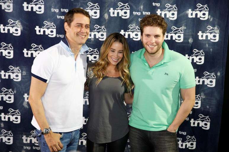 <p>Tri&acirc;ngulo amoroso em &#39;Amor &agrave; Vida&#39;, Marcello Antony, Danielle Winits e Thiago Fragoso posam para fotos no Fashion Rio. Thiago contou que gosta de desfilar e disse que ia &quot;respirar fundo e fazer a Gisele (B&uuml;ndchen) para a apresenta&ccedil;&atilde;o. Danielle, que completa 40 anos no pr&oacute;ximo m&ecirc;s, contou que o segredo para chegar linda &agrave; idade &eacute; &quot;vestir preto&quot;</p>