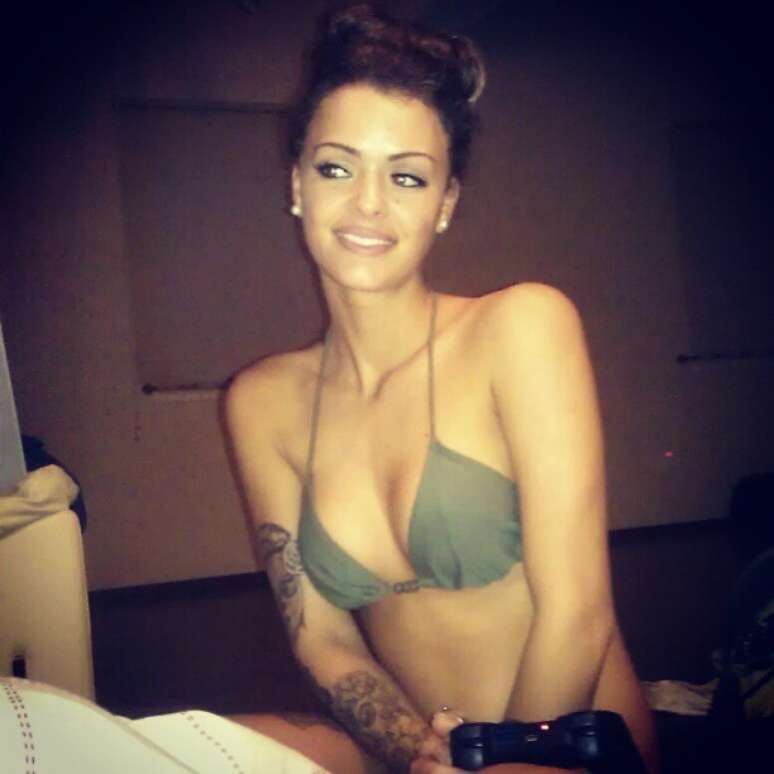 A modelo Roxanne Jeffers, apresentadora do canal adulto xxXpanded, ganhou notoriedade nesta semana ao revelar um caso com o ingl&ecirc;s Ashley Cole