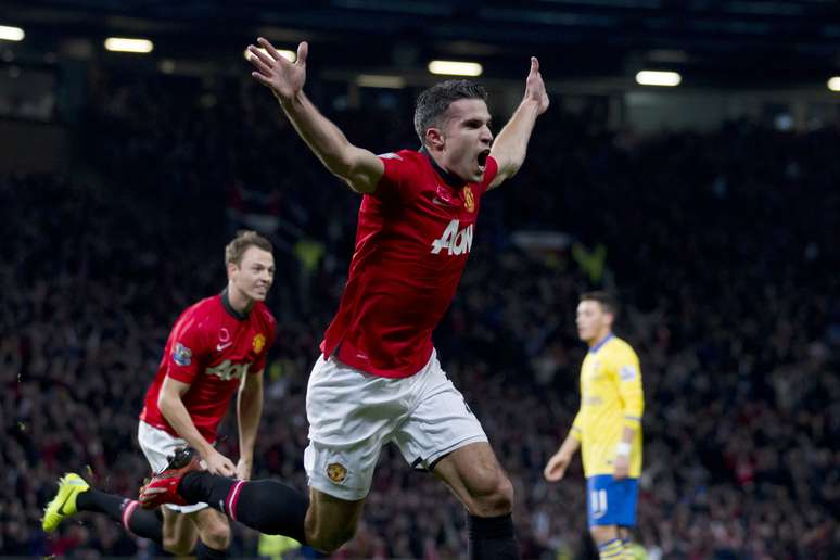 <p>Com gol de Robin van Persie, que voltou a marcar contra o ex-clube e comemorou muito, o Manchester United bateu o l&iacute;der Arsenal por 1 a 0</p>