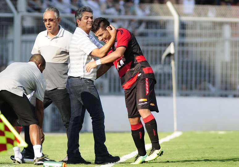 <p>Cobi&ccedil;ado pelo Santos, Ney Franco tem acordo verbal com o Santos, mas vinda passa por seu auxiliar; clube nega loucura salarial</p>